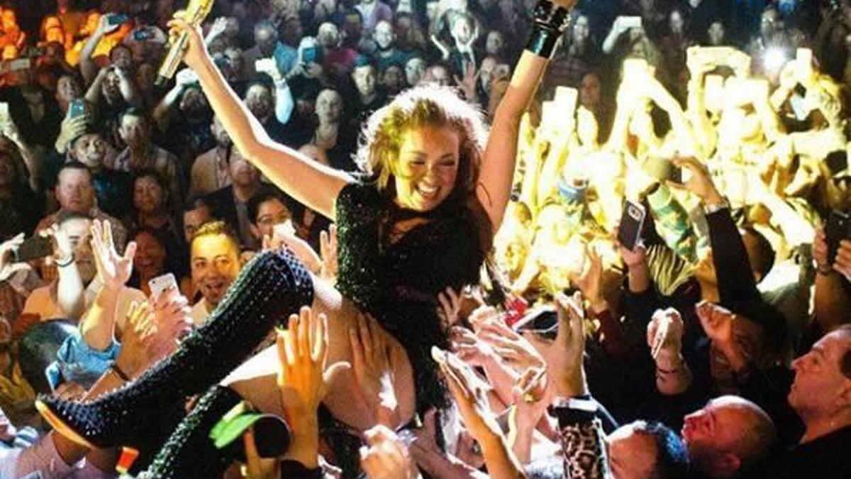 Seksi şarkıcıya şok taciz! Fermuarını açıp...