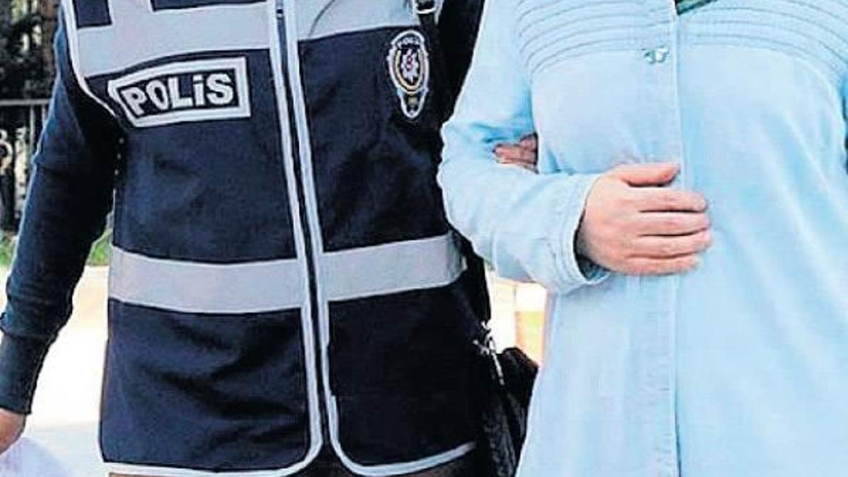 FETÖ’nün ‘adliye imamı ablası’ kıskıvrak yakalandı