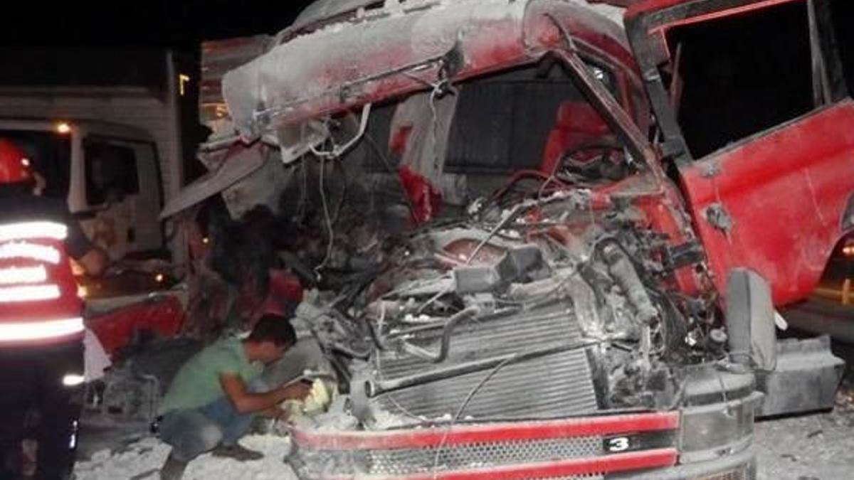 Sakarya'da iki TIR çarpıştı, ortalık savaş alanına döndü