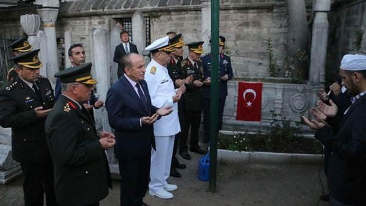 Orgeneral Akar ve kuvvet komutanları İlhan Varank'ın mezarını ziyaret etti