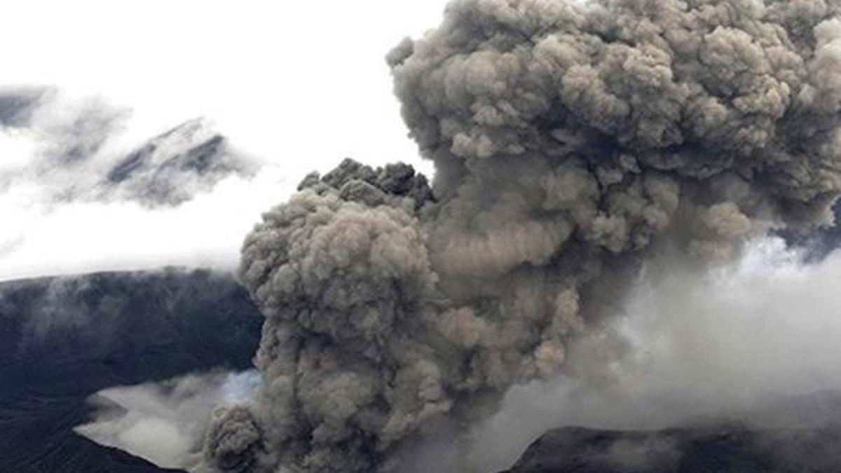 Aso Yanardağı'ndan çıkan dumanlar 11 bin metreye kadar ulaştı