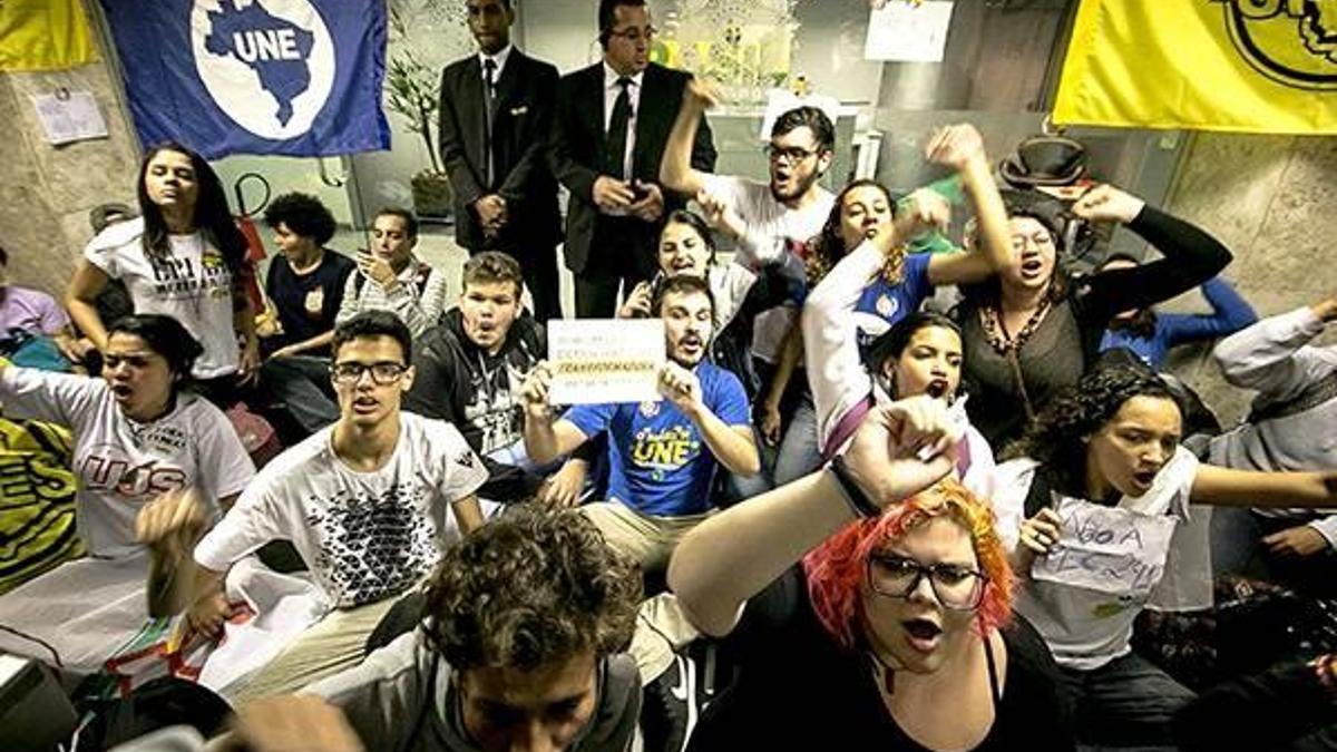 Brezilya'da öğrenciler başkanlık ofisini işgal etti