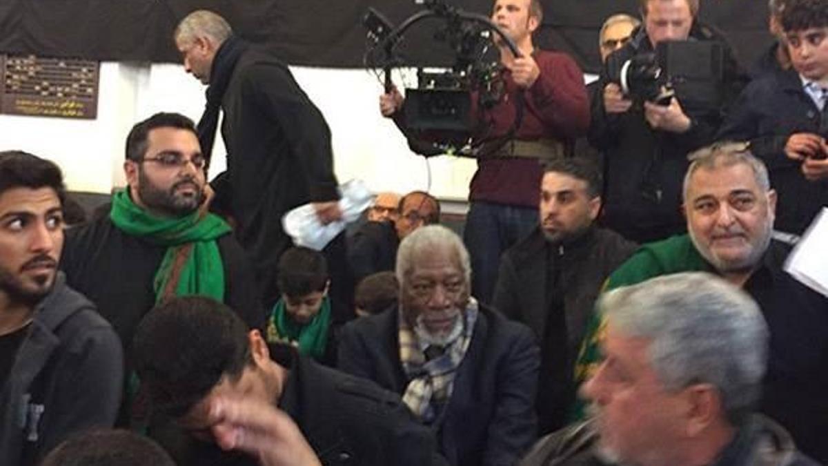 Morgan Freeman diz çöküp dua etti