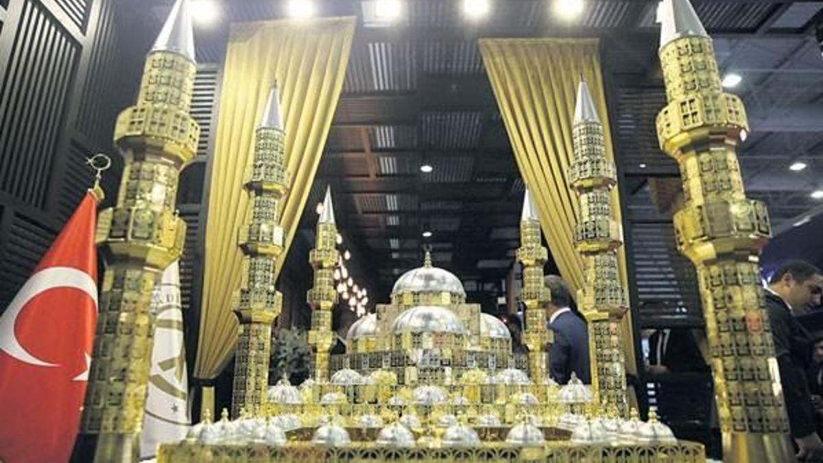 233 kilo altınla Çamlıca Cami’nin minyatürü yapıldı