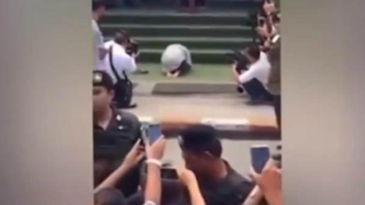 Tayland Kralı'na hakaret eden kadına diz çöktürdüler