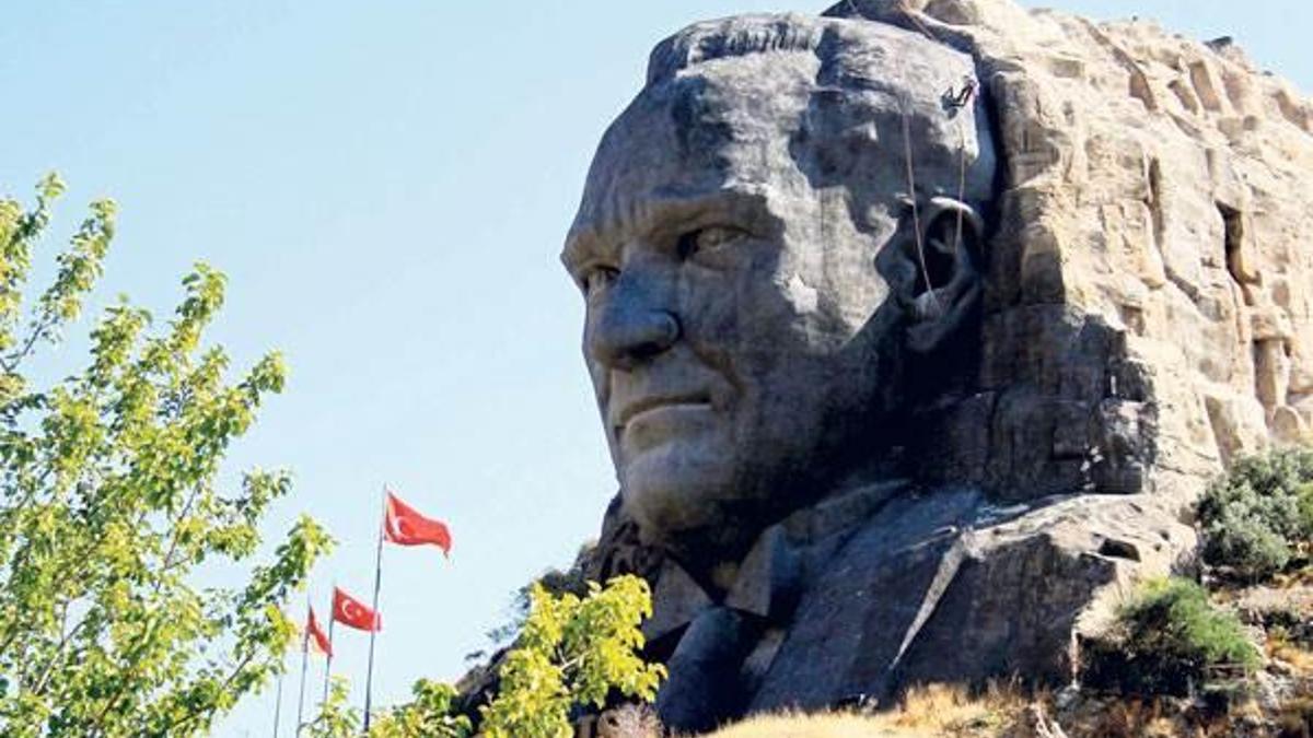 En büyük Atatürk maskı bakıma alındı