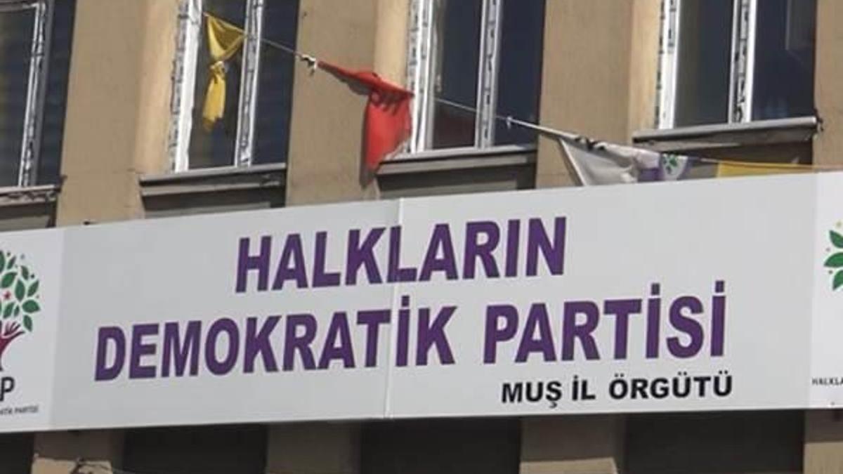 Muş'ta HDP ve DBP binalarından FETÖ kitapları çıktı