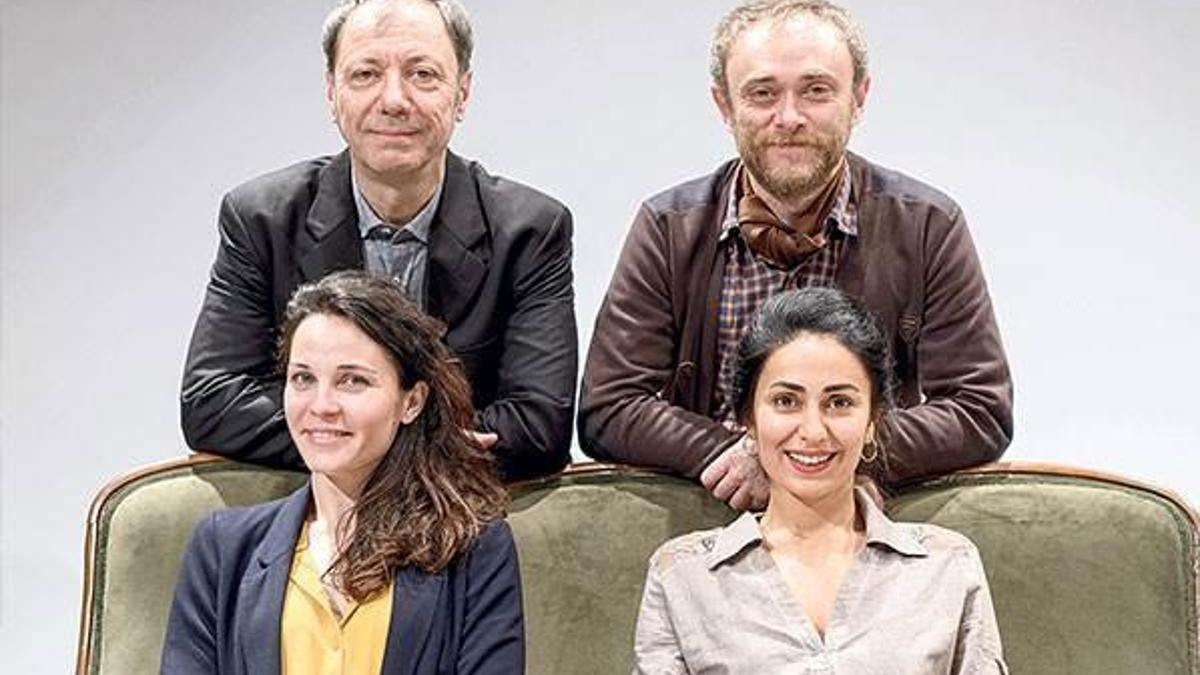 Perdelerini açıyor
