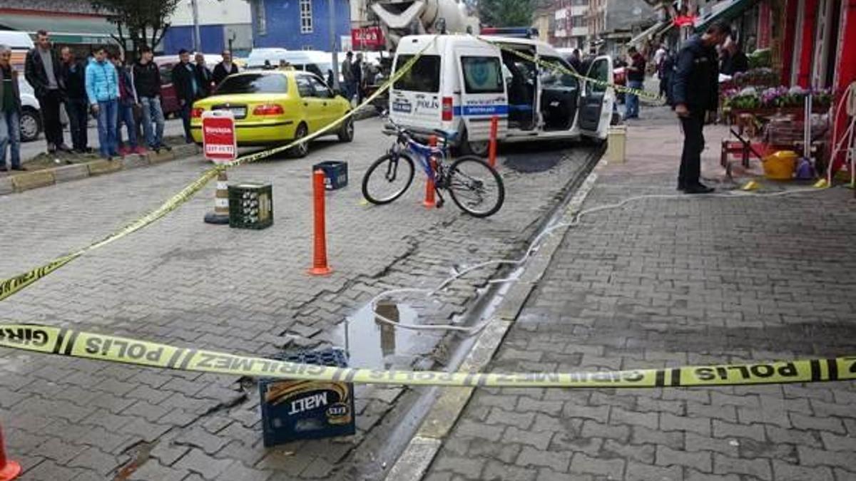 Rottweiler'i uzaklaştırmak isterken baba-oğulu vurdu