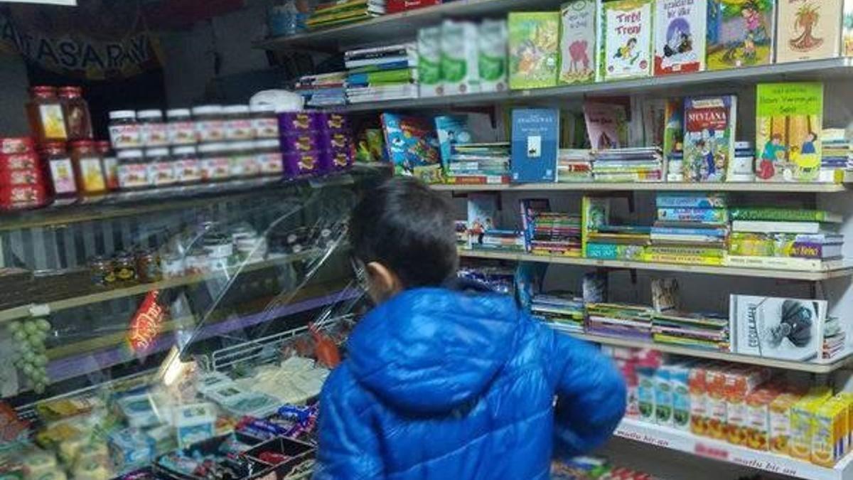 Bu bakkalda para değil, kitap geçiyor