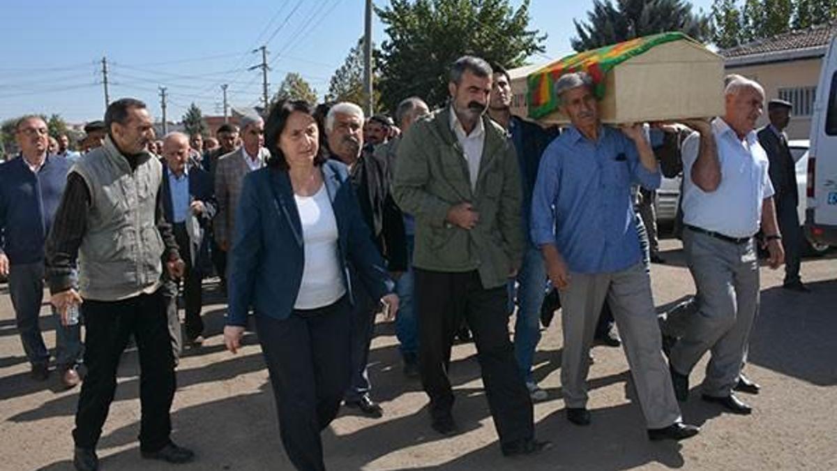 O vekil, PKK'lı teröristin cenazesine katıldı