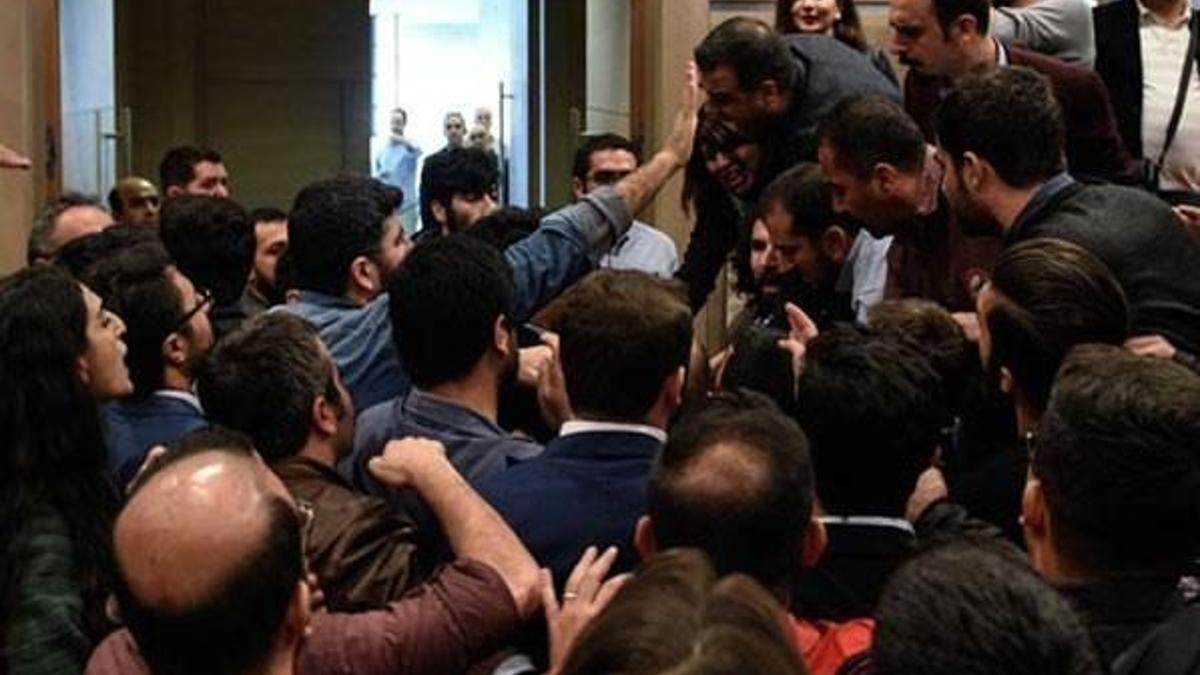 İstanbul Barosu Genel Kurul toplantısında yumruklar konuştu