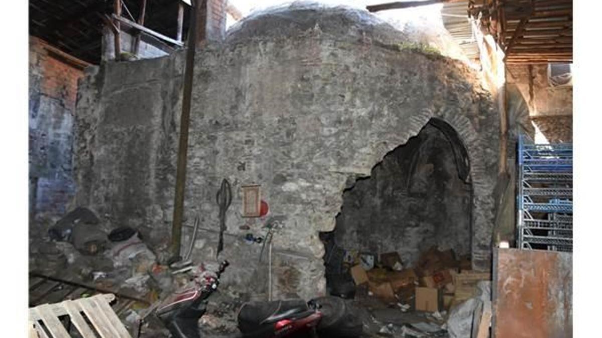 Tarihi hamam manav oldu!