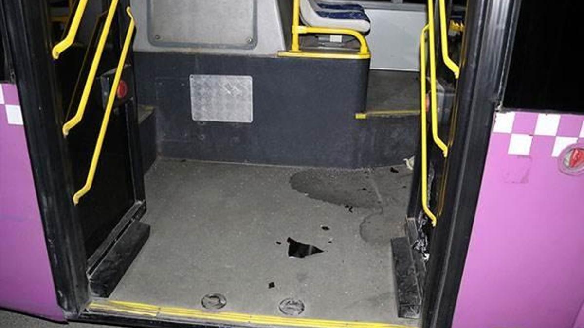 Belediye otobüsüne molotof attılar