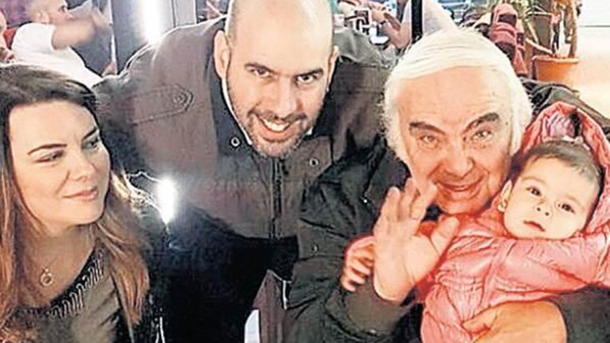 2 yıl sonra torununu kucakladı