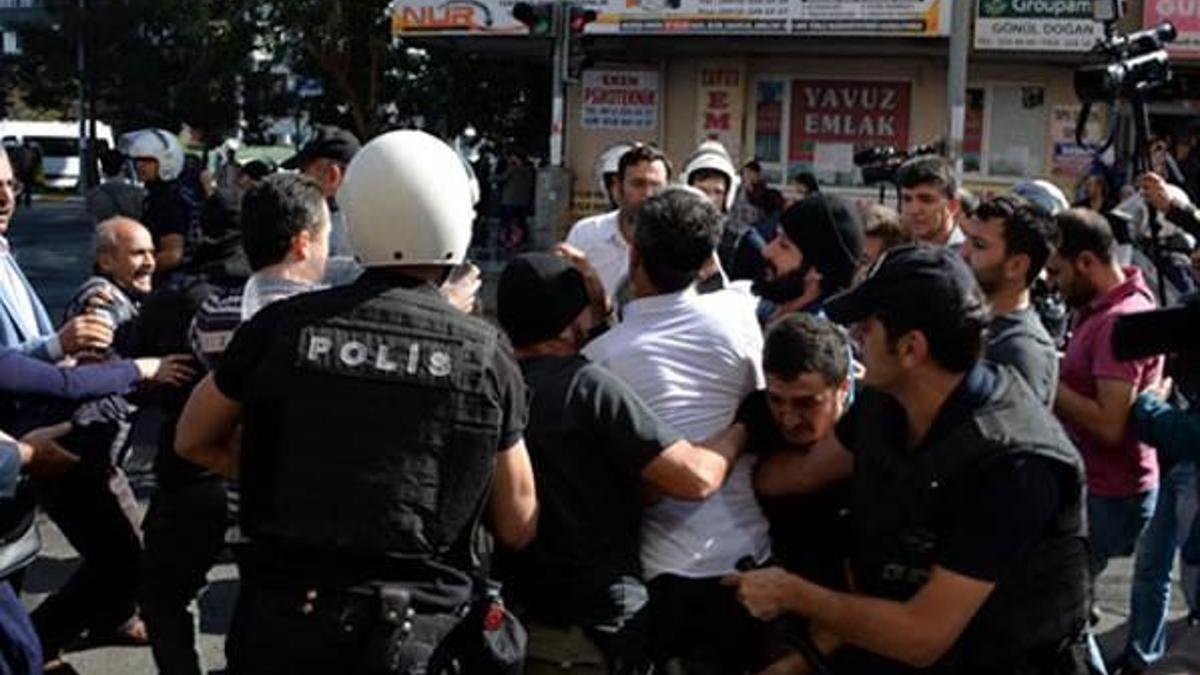 Diyarbakır'da belediye önünde toplananlara vatandaşlardan tepki