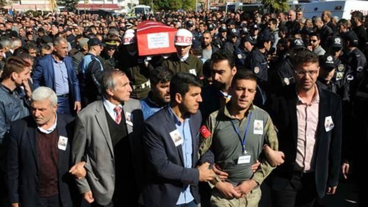 Şehit uzman çavuşu son yolculuğuna 10 bin kişi uğurladı