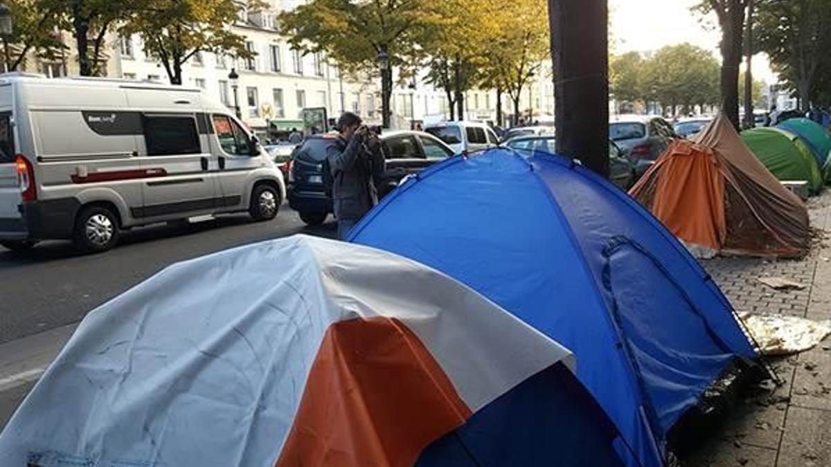 Paris'in merkezinde göçmen kampı