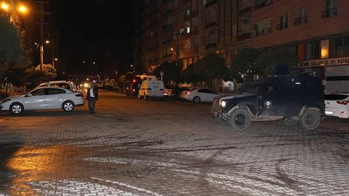 Kızıltepe’de PKK’lı teröristler AK Parti ilçe binasına saldırdı: 3 polis yaralı
