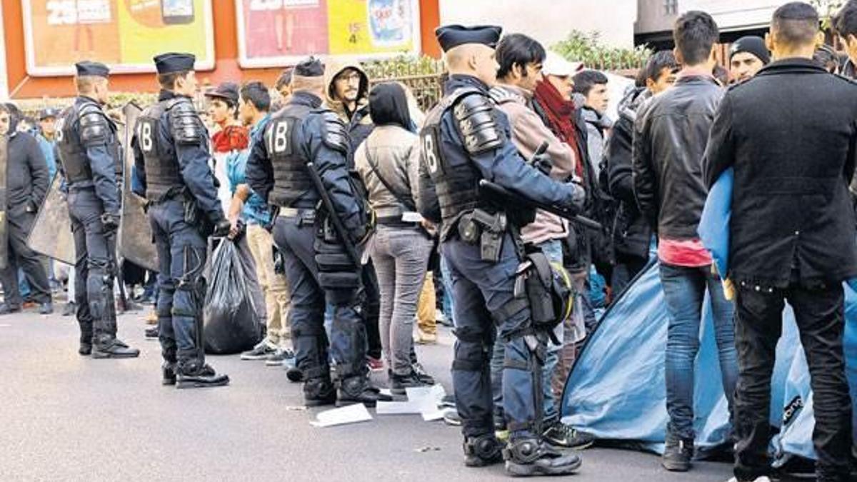 Mültecileri Paris’ten süpürdüler’!