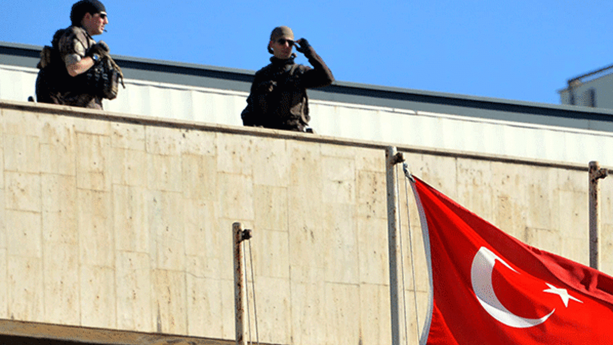 Diyarbakır Büyükşehir Belediyesi'ne kayyum gelmeden binada bomba araması yapıldı