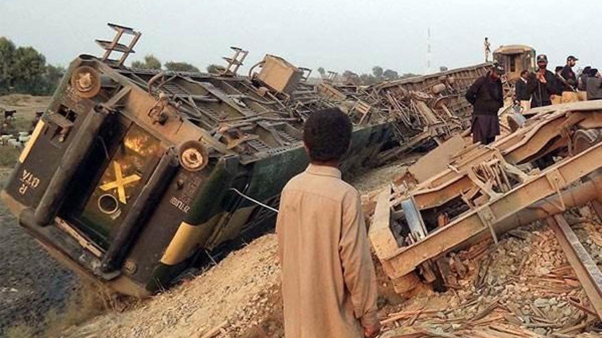 Pakistan'da tren kazası 17 can aldı