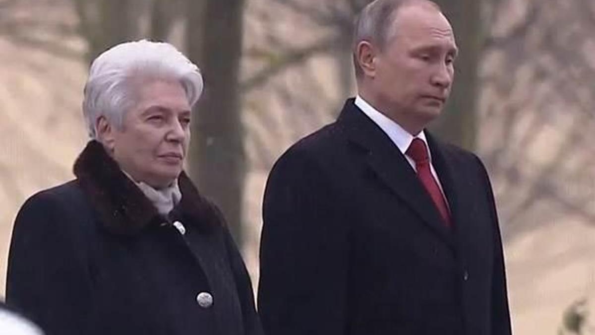 Putin Ulusal Birlik Günü'nde çiçek bıraktı