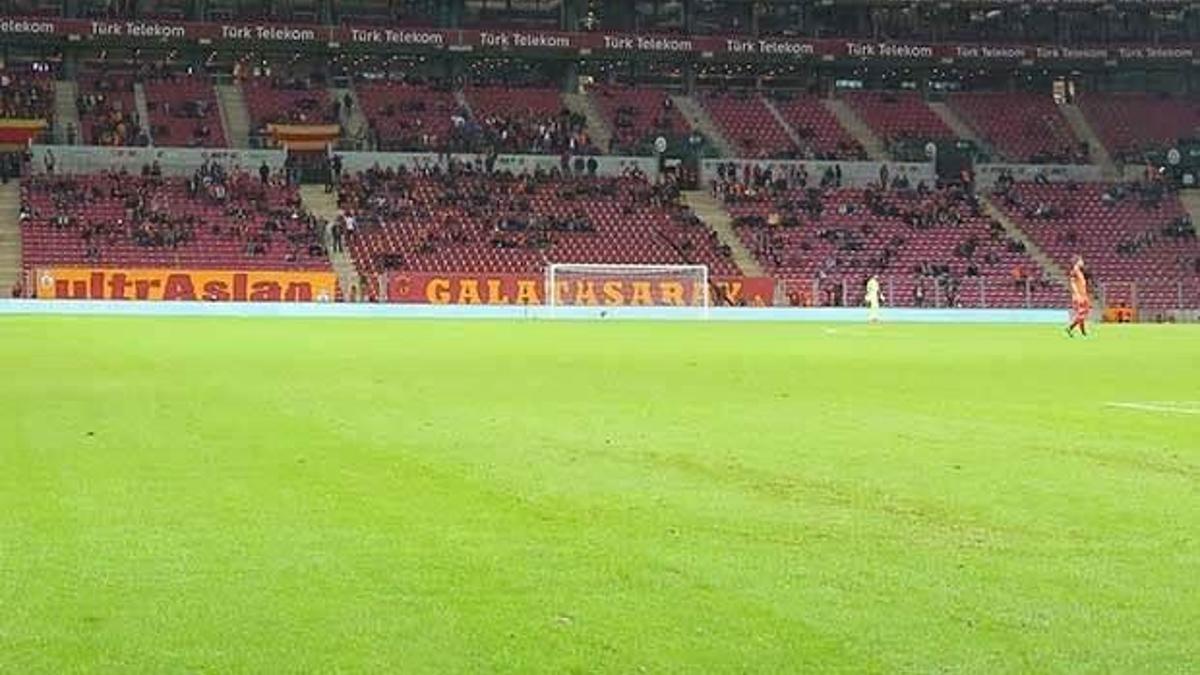 Arena'da tribünler boş kaldı