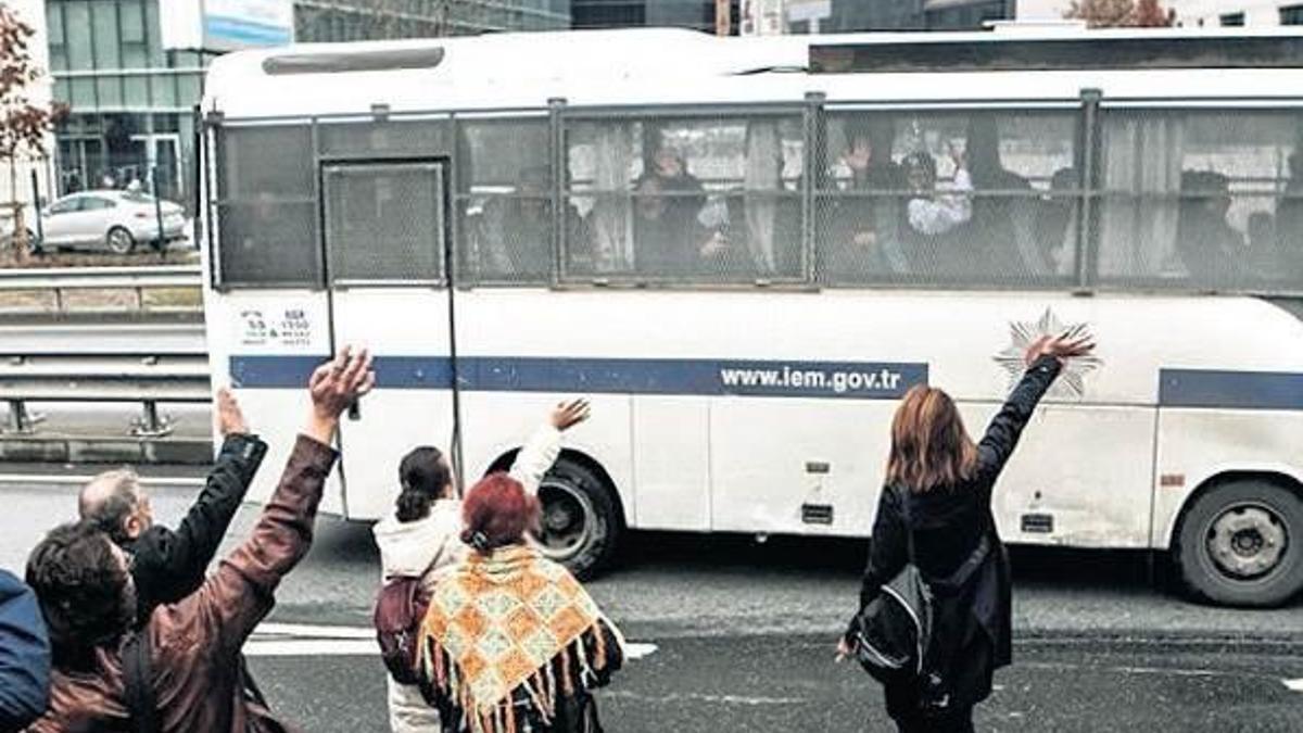 Cumhuriyet'e 9 tutuklama