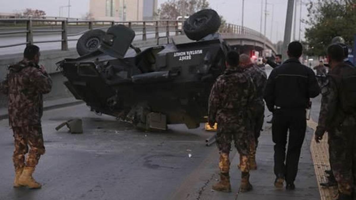 Başkentte zırhlı polis aracı üst geçitten düştü: 3 yaralı