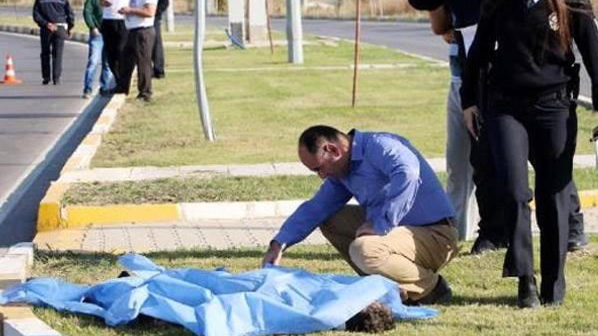 Sıkıştırılan sürücü refüje çarpıp öldü