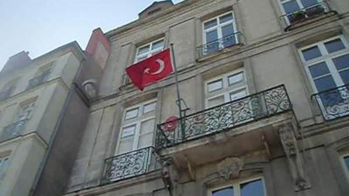 Türk konsolosluğuna molotoflu saldırı!