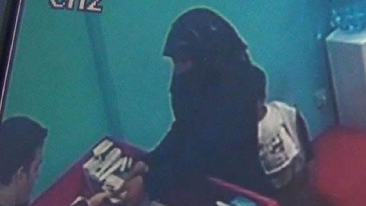 Polis her yerde bu peçeli kadını arıyor!