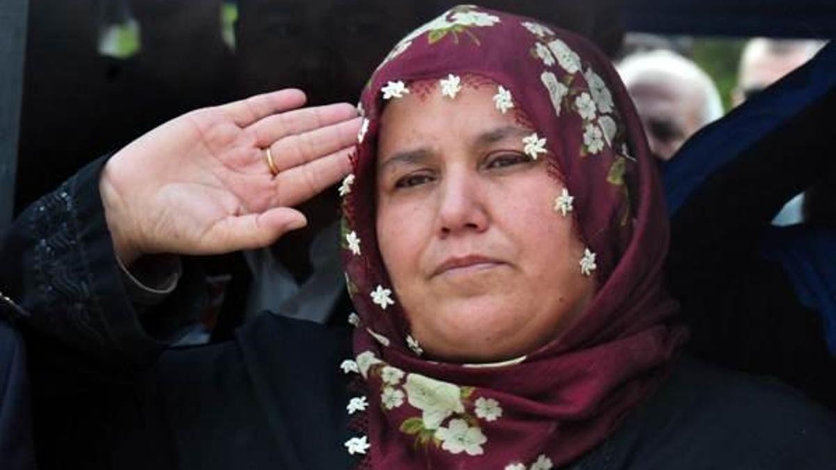 Şehit oğlunu polis selamıyla karşıladı