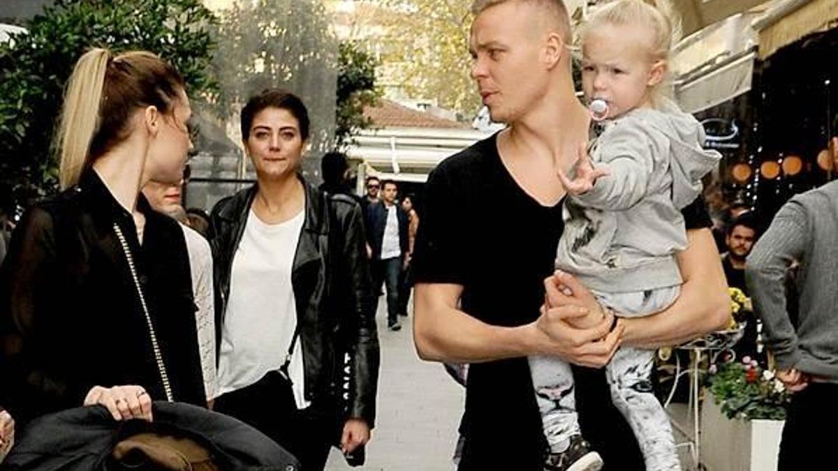 Sigthorsson kızıyla gezmelerde!