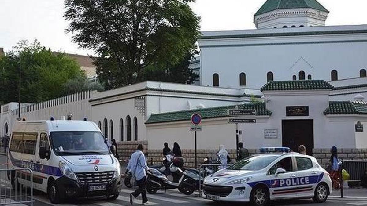 Fransa'da daha fazla cami ve mescidin kapatılabileceği açıklandı