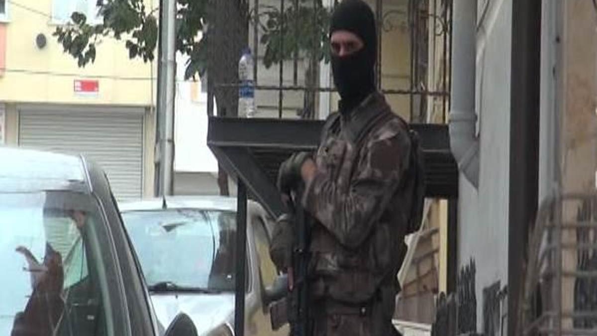 Esenyurt'ta IŞİD operasyonu! Bir kadın kendini aşağı attı