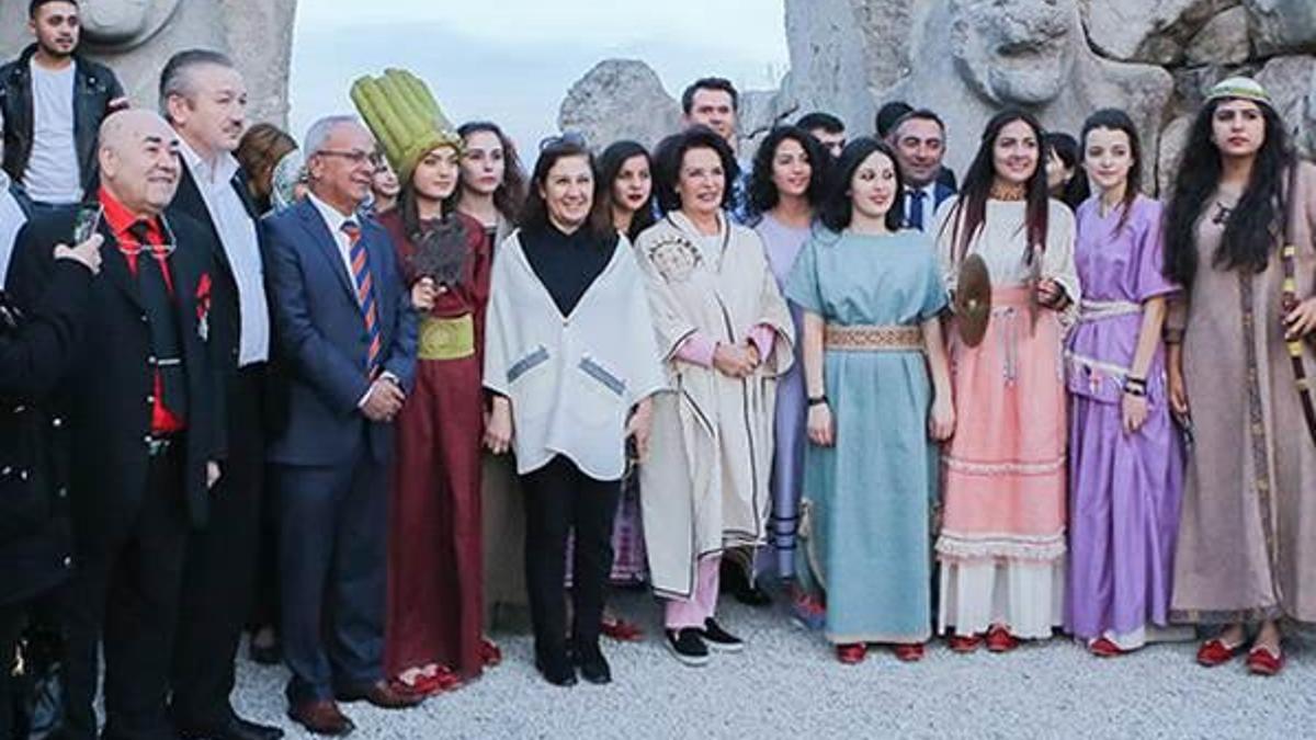 Hülya Koçyiğit'ten tarihi ziyaret