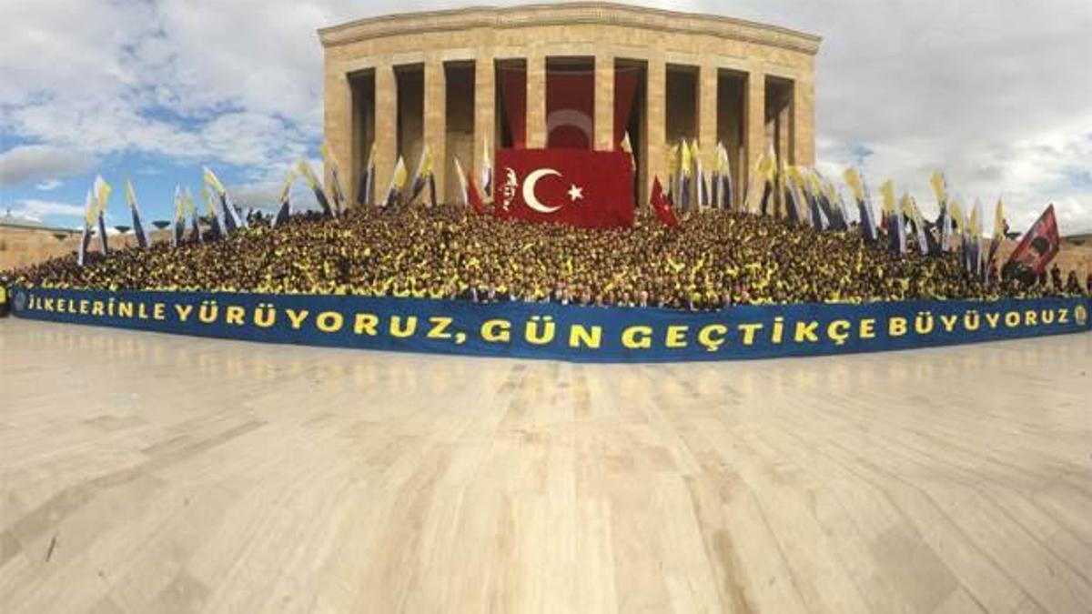 Anıtkabir sarı-laciverte büründü!