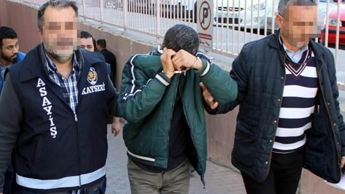 Vurulan arkadaşı yere düşünce panikleyip otomobille üzerinden geçmiş