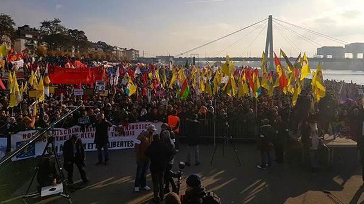 Almanya'da PKK yandaşları polise saldırdı!