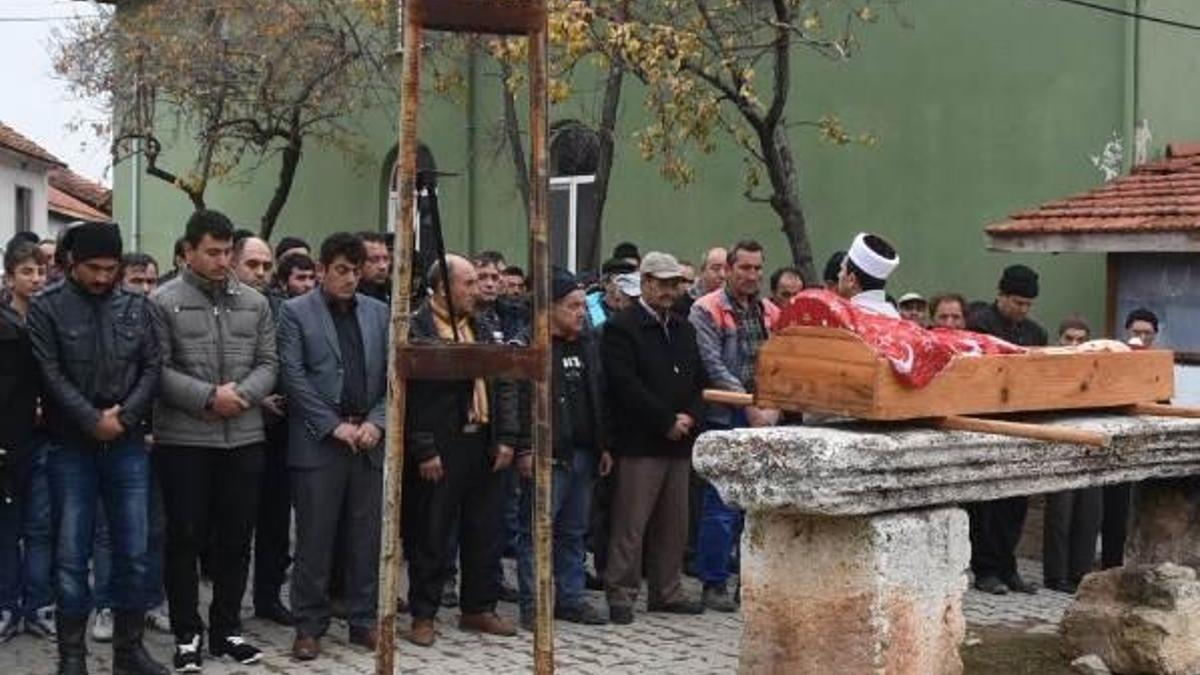 Sevgililer ayrı yerde toprağa verildi