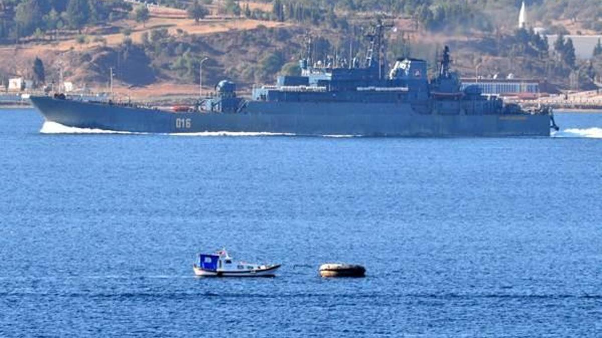 Rus savaş gemisi Çanakkale Boğazı'ndan geçti