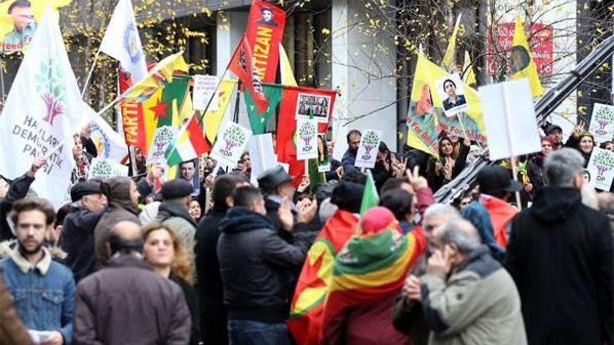 Brüksel'de terör örgütü PKK gösterisi