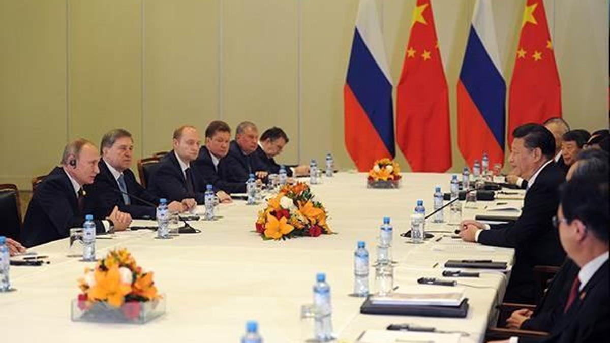 Çin Devlet Başkanı Şi, Putin ile görüştü