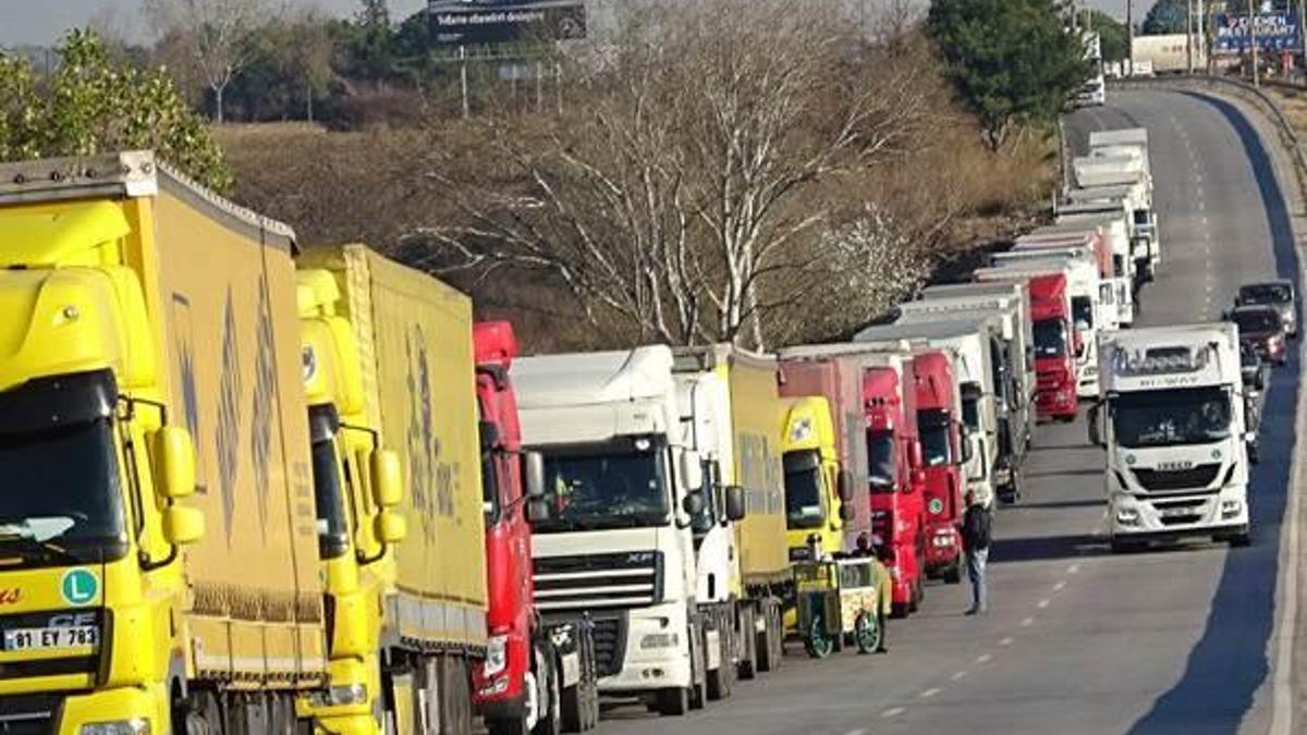 Kapıkule'de 13 kilometrelik tır kuyruğu