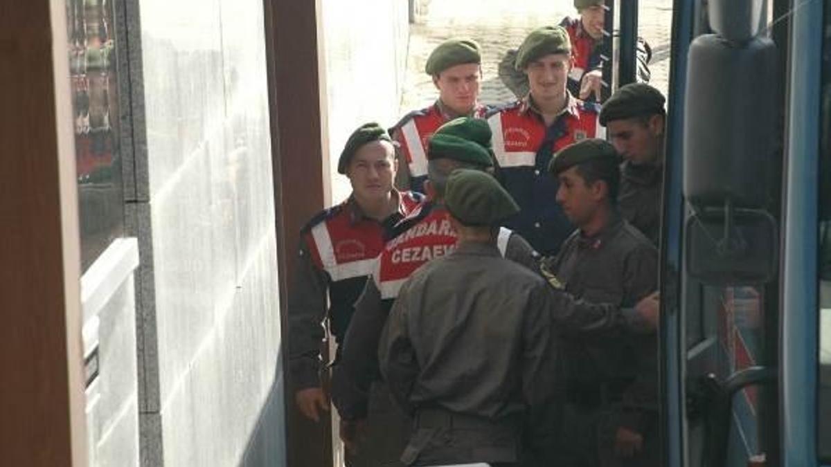 Emlak zengini anne babasını öldürdü
