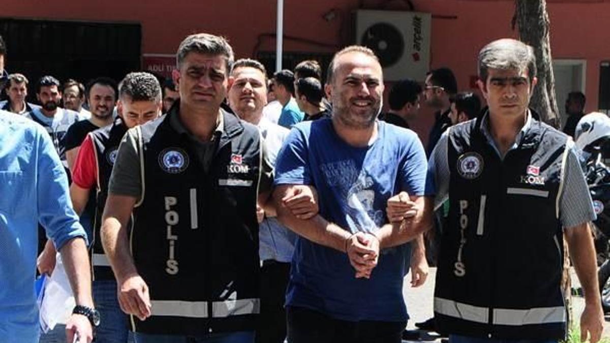 Adana'da 13 gazeteciye FETÖ davası