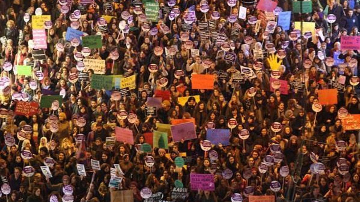 Beyoğlu'nda kadınlar şiddete karşı yürüdü