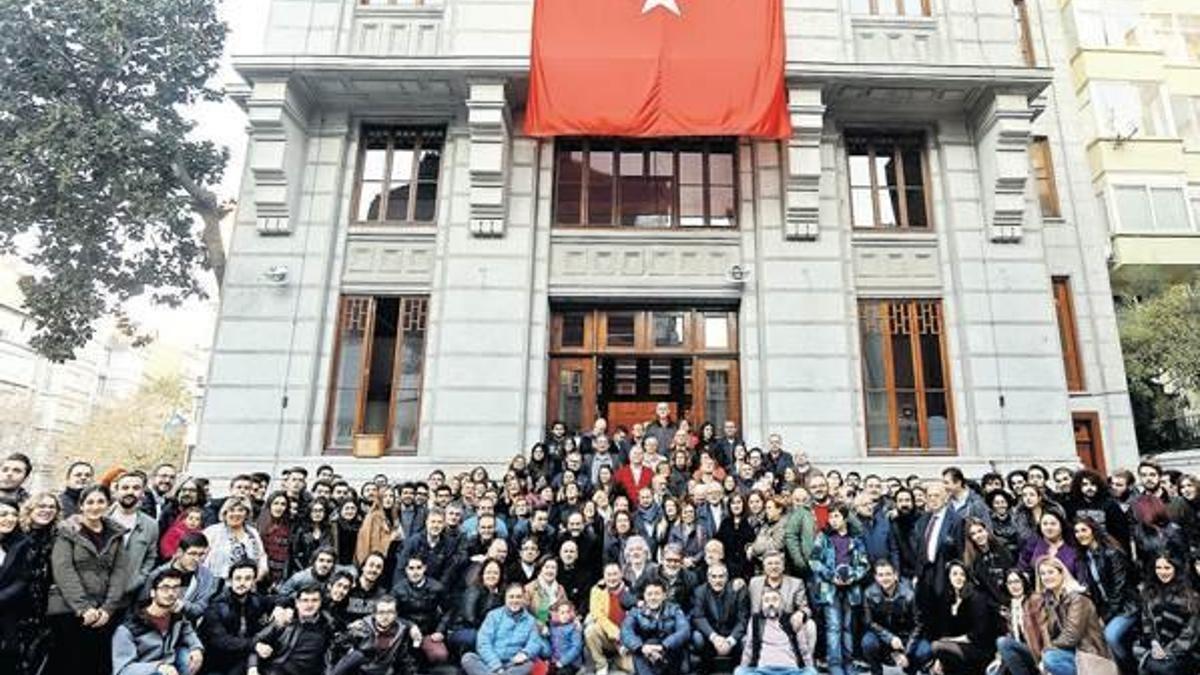 Nişantaşı Anadolu Lisesi mezunları okulun yeni binasında buluştu